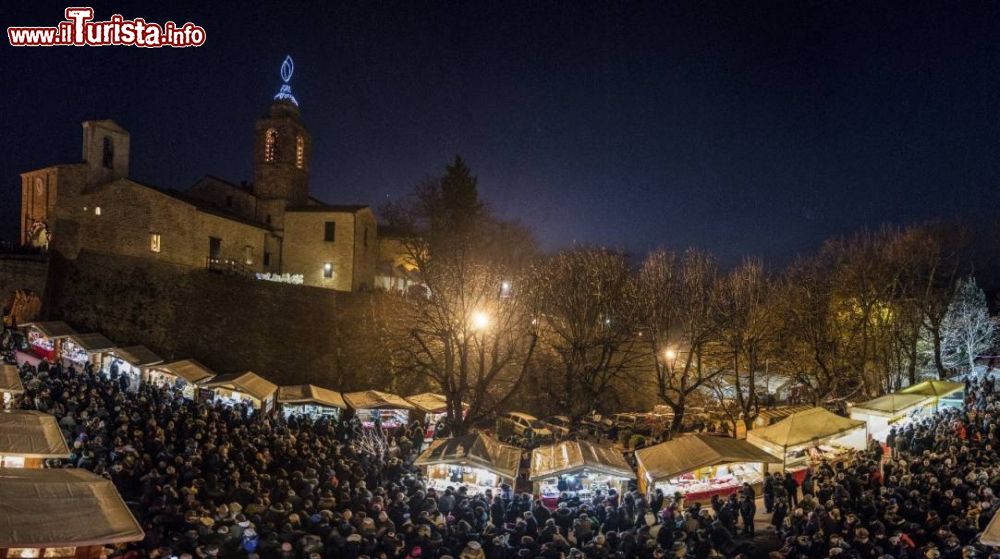 Immagine Panoramica  della manifestazione natalizia di Candele a Candelara, i mercatini di Natale - ©  Alessandra Gasperini / Omnia comunicazione