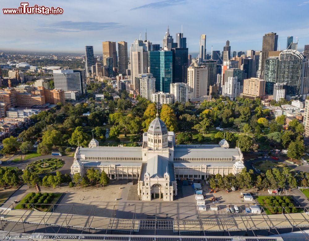 Immagine Panoramica aerea del Melbourne Exhibition Building nei Carlton Gardens, Australia. Qui nel maggio del 1901 si tenne la prima seduta del Parlamento australiano - © Michael R Evans / Shutterstock.com