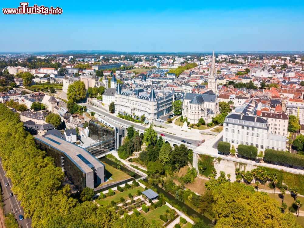 Immagine Panoramica aerea della città di Pau, Francia. Questa località si trova circa un'ora a nord dei monti Pirenei e a un'ora dalla costa atlantica.