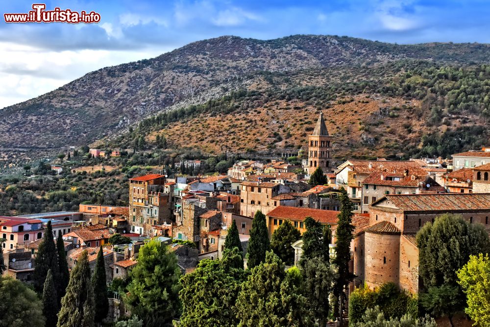 Immagine Panoramica complessiva della città di Tivoli, Lazio. Siamo sulle pendici dei monti Tiburtini fra la campagna romana a ovest e i territori di Castel Madama e Vicovaro nell'entroterra est della provincia di Roma.