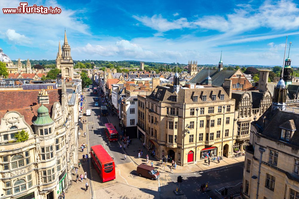 Immagine Panoramica dall'alto del centro di Oxford in estate, Inghilterra. L'architettura dei 38 college che riempiono il suo centro medievale le ha fatto attribuire il soprannome di "città dalle guglie sognanti".