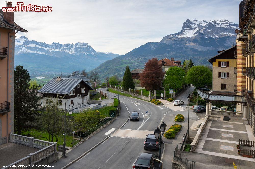 Immagine Panoramica dall'alto di Saint-Gervais-les-Bains con le Alpi sullo sfondo, Francia - © gumbao / Shutterstock.com