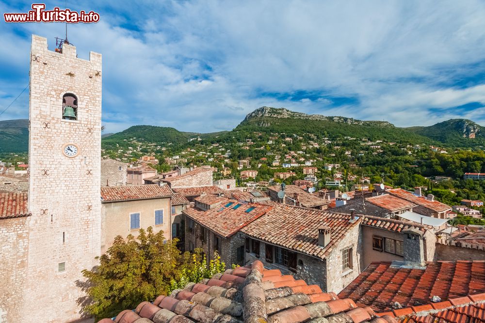 Immagine Panoramica del borgo di Saint-Paul-de-Vence in Costa Azzura, Francia. Abbarbicata su uno sperone di roccia, è circondata da mura fatte costruire da re Francesco I°. E' uno dei borghi più belli di Provenza.