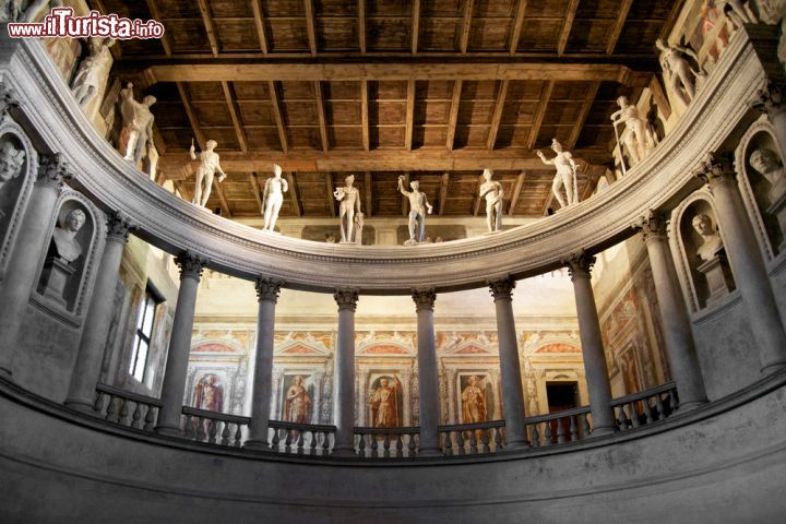 Immagine Panoramica del loggiato del Teatro all'Antica di Sabbioneta - questo storico e splendido teatro cinquecentesco, progettato dal celebre architetto Vincenzo Scamozzi, presenta un loggiato di grande pregio, in cui dodici colonne corinzie reggono altrettante eleganti statue di divinità mitologiche che rimandano ai teatri dell'antica Roma e conferiscono all'edificio un'atmosfera ricca di storia e suggestioni. - © Daniele Caputo / Shutterstock.com