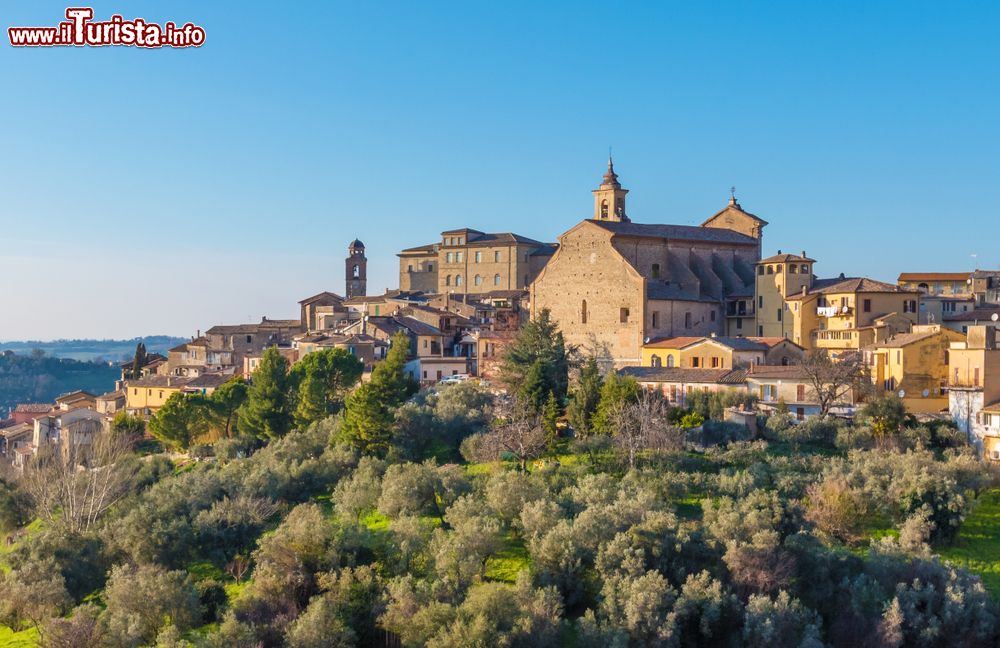 Immagine Panoramica del villaggio di Poggio Mirteto, piccolo borgo della provincia di Rieti nel Lazio