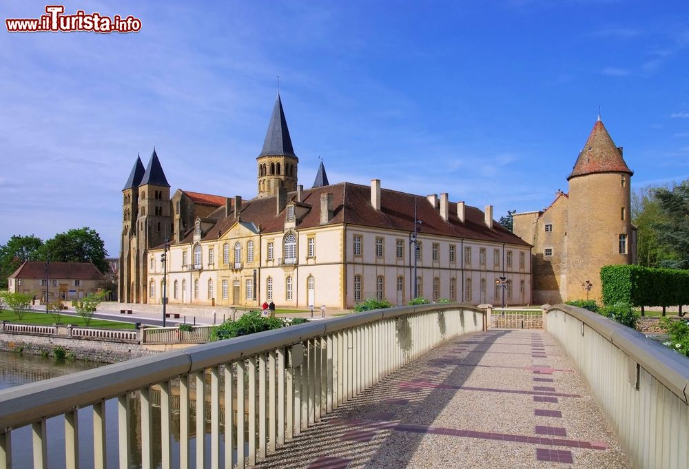 Immagine Panoramica della basilica del Sacro Cuore di Paray-le-Monial dal ponte sul fiume, Francia.