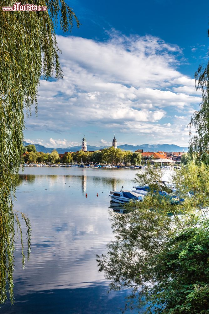 Immagine Panoramica della città di Lindau con le torri della chiesa riflesse nel lago, Germania.