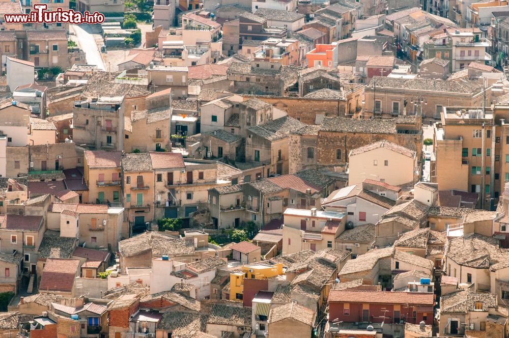 Immagine Panoramica delle case del centro storico di Agira in Sicilia.