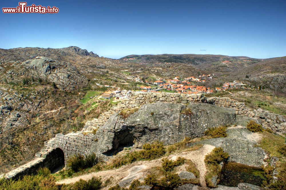 Immagine Panoramica delle rovine del castello di Castro Laboreiro, Comune di Melgaco (Portogallo).