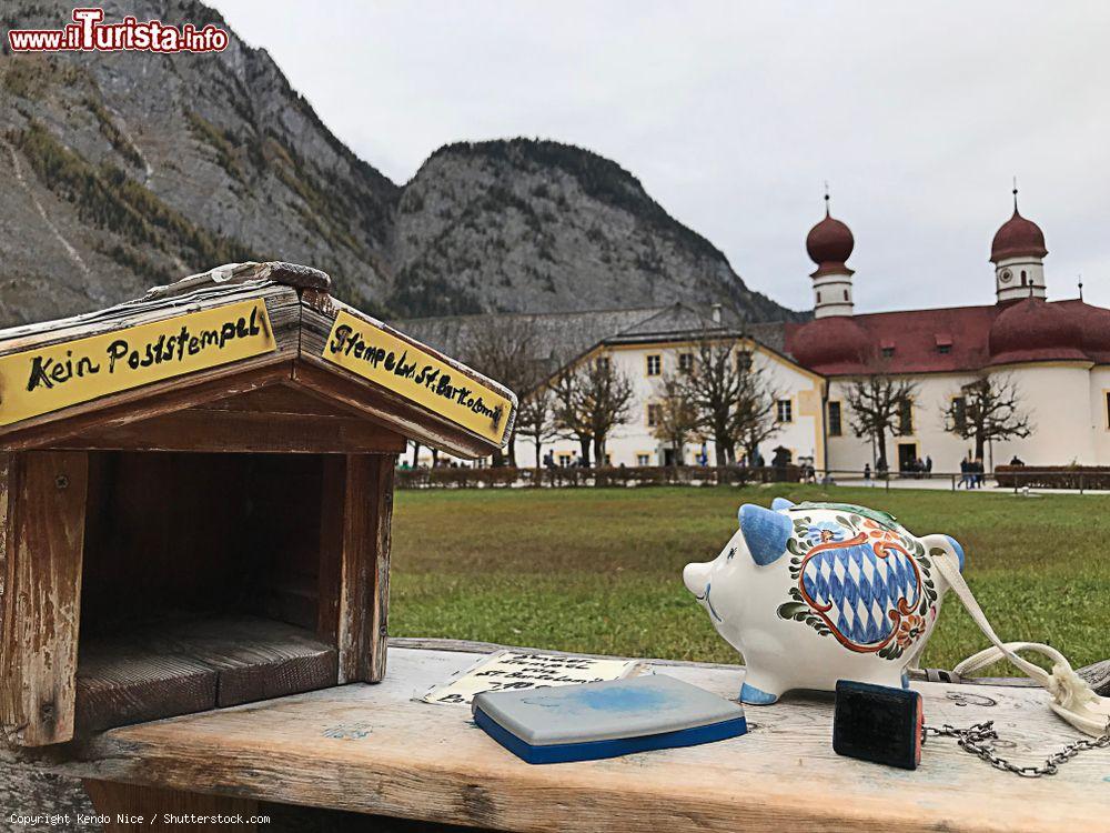 Immagine Panoramica di Berchtesgaden (Germania) con il timbro postale della chiesa di San Bartolomeo sul lago Konigssee  - © Kendo Nice / Shutterstock.com