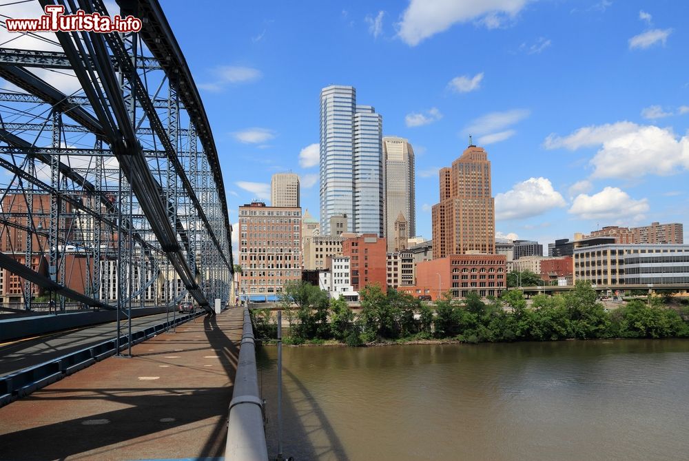 Immagine Una pittoresca panoramica di Pittsburgh dal Smithfield Street Bridge con il fiume Monongahela, Pennsylvania.
