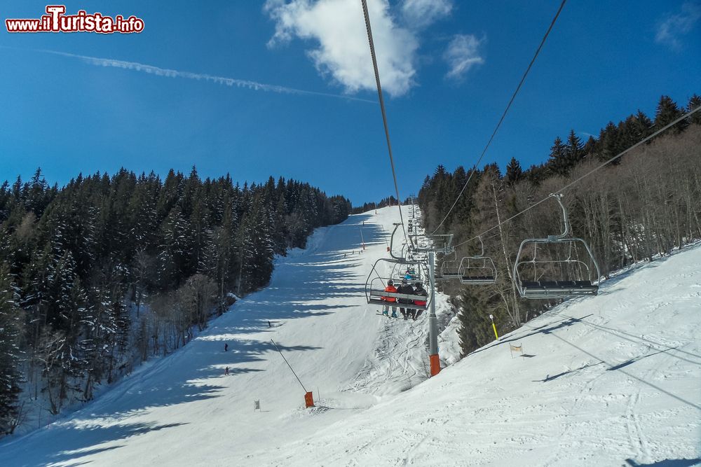 Immagine Panoramica di una pista da sci a Les Arcs, Francia, dalla seggiovia. Il comprensorio è diviso su due versanti: da una parte Arc 1600 e 1800 e dall'altro Arc 1950 e Arc 2000.