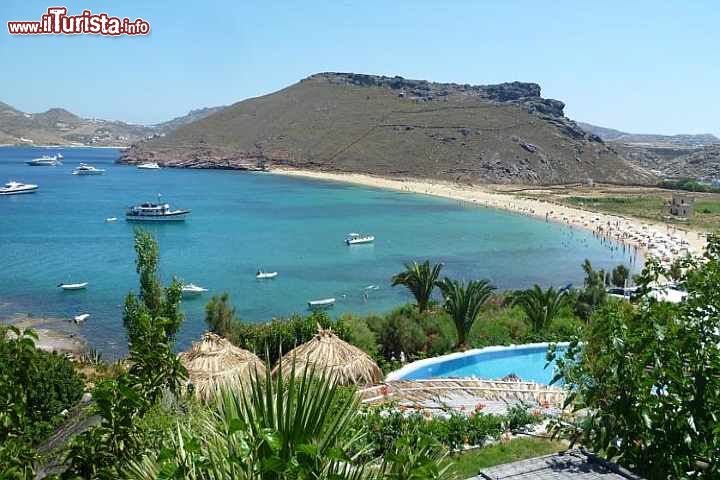 Immagine Panormos beach a Mykonos, Grecia. Questa bella spiaggia di sabbia bianca si trova nel nord dell'isola lungo la costa occidentale della grande baia di Mykonos. L'acqua è poco profonda e il fondale sabbioso rendendo così questo tratto di litorale perfetto anche per i bagnanti meno esperti.