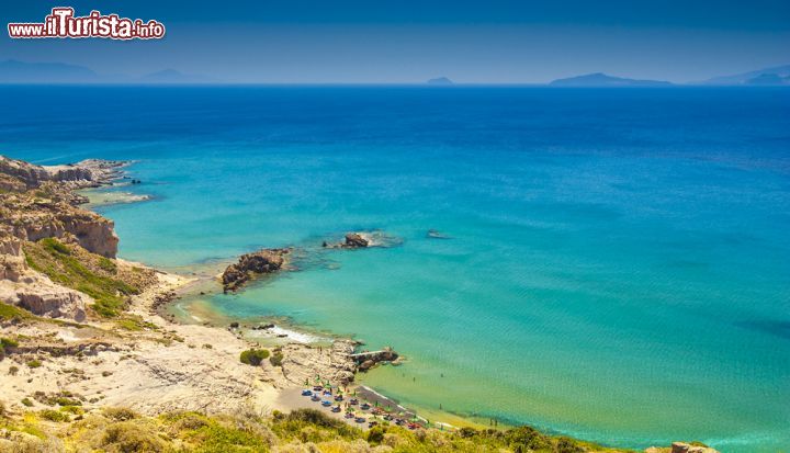 Immagine Veduta dall'alto di Paradise Beach sull'isola di Kos, Grecia. Situata lungo la baia di Kefalos, questa spiaggia, un tempo quasi deserta, è oggi una delle più attrezzate e frequentate © moreimages / Shutterstock.com
