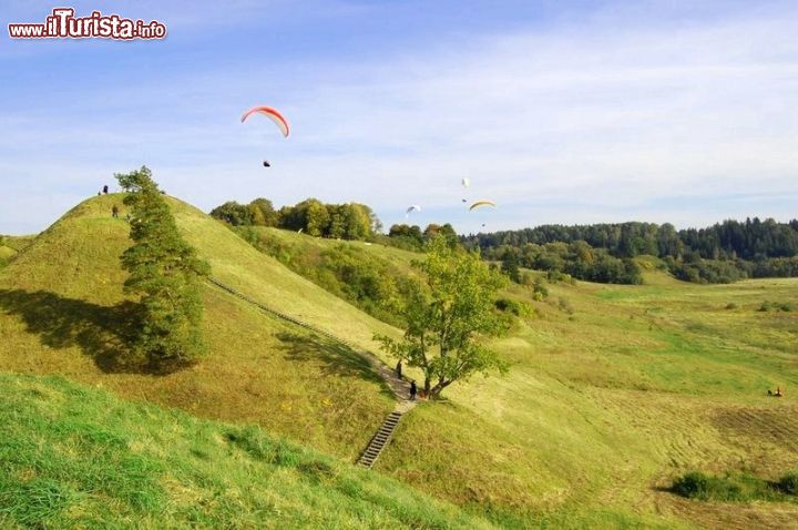 Immagine Parapendio sulle colline di Kernave, villaggio a una quarantina di chilometri da Vilnius (Lituania).