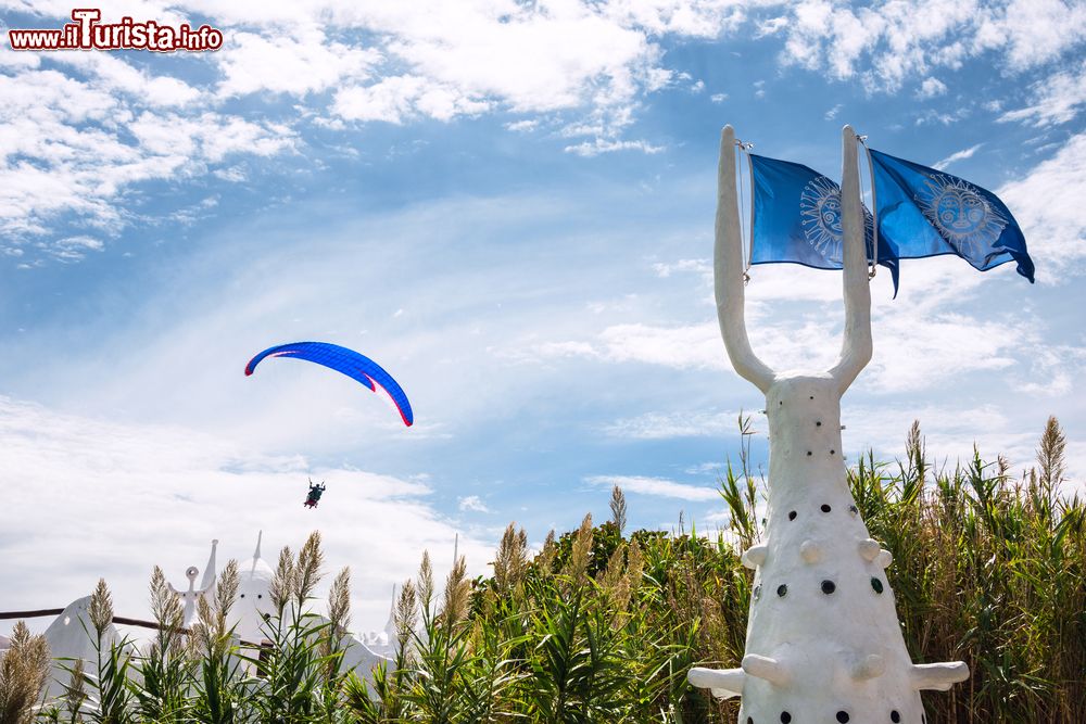 Immagine Parapendio sopra Punta del Este, con uno scorcio di Casapueblo, Uruguay.