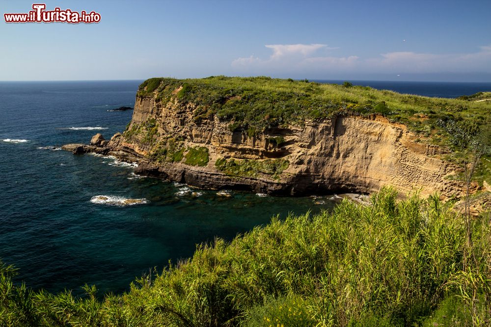 Immagine Parata grande la scogliera ad ovest di Ventotene, isola ponziana nel mar Tirreno