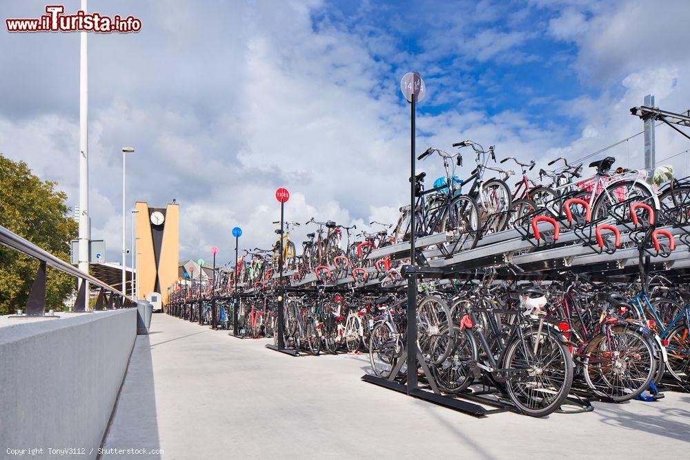 Immagine Parcheggio di biciclette alla stazione ferroviaria di Tilburg, Olanda. Questa cittadina ha recentemente vietato il parcheggio delle bici lungo le strade costruendo invece moderne aree predisposte per accogliere le due ruote - © TonyV3112 / Shutterstock.com