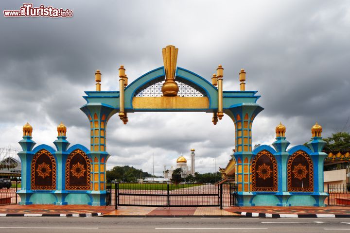 Immagine Giardino a Bandar Seri Begawan, Brunei - Uno dei parchi che circonda la grande moschea dedicata al 28° sultano del Brunei e dove si può passeggiare per ammirare anche dall'esterno lo splendore di questo importante luogo di fede per la religione musulmana © Sophie James / Shutterstock.com