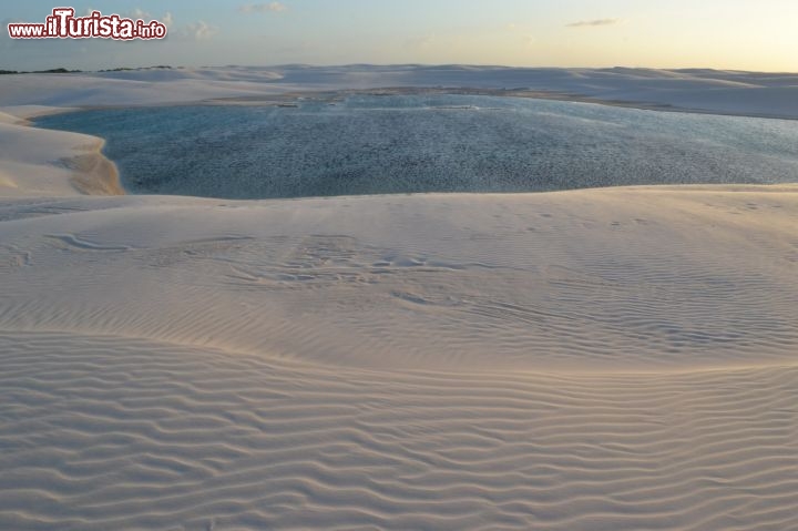 Immagine Il paesaggio del Parco Nazionale dei Lençois Maranhenses in Brasile può assumere forme e colori suggestivi con il passare delle ore  durante la giornata: qui un'immagine scattata nel tardo pomeriggio, prima del tramonto.