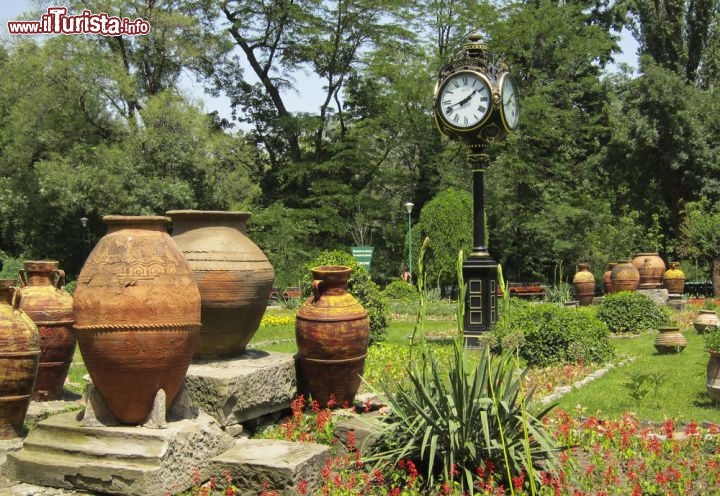 Immagine Il parco Cismigiu si trova nel centro di Bucarest ed è il più antico della città. Il lago, i sentieri e i ponti sono immersi tra il verde e i fiori, e non mancano locali per ristorarsi e monumenti © bengy / Shutterstock.com