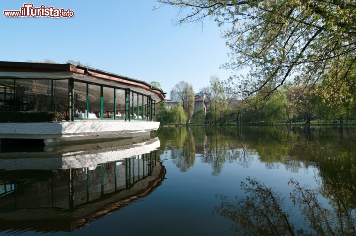 Immagine Ristorante sull'acqua nel parco Cismigiu di Bucarest, tra i più grandi della città © ollirg / Shutterstock.com