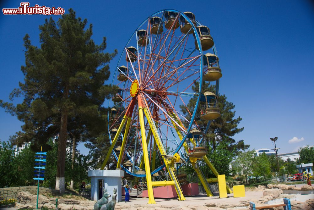 Immagine Parco divertimenti con ruota panoramica nella città di Ashgabat, Turkmenistan, Asia Centrale.