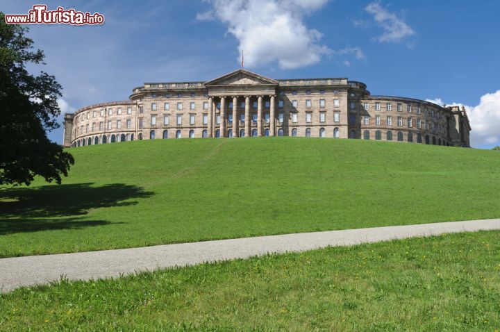 Immagine Parco e Castello di Wilhelmshoehe a Kassel, Germania - Una bella veduta d'insieme sul palazzo e l'immenso parco che lo circonda. Un tempo dimora del kaiser Guglielmo II°, questo bell'edificio ospita attualmente una delle più importanti collezioni d'arte della Germania fra cui spiccano opere dei maestri barocchi fiamminghi e olandesi © runzelkorn / Shutterstock.com