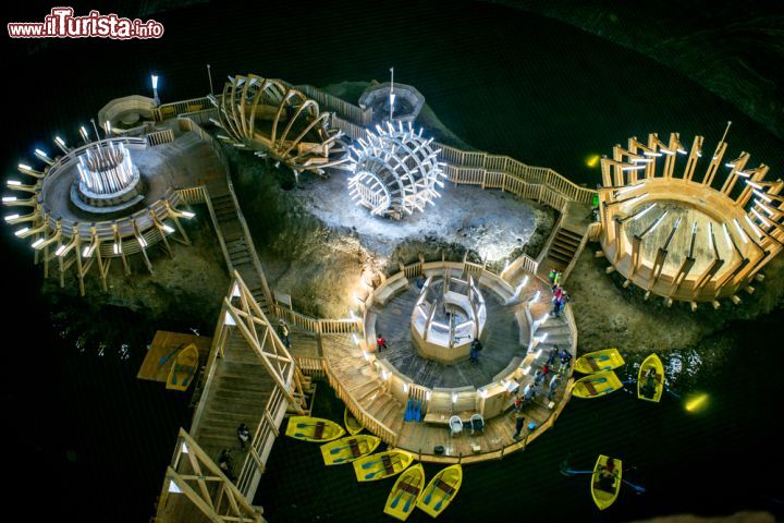 Immagine Un vero parco giochi dentro alla miniera di sale a Turda in Romania - © RossHelen / Shutterstock.com