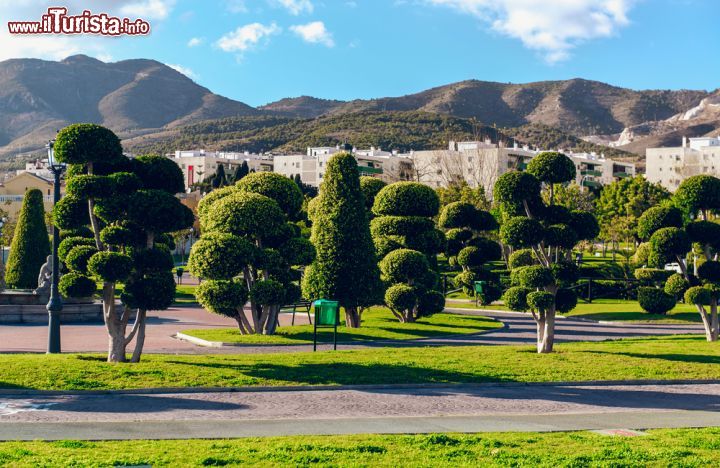 Immagine Parco La Bateria a Torremolinos, Spagna. Con una superficie di circa 74 mila metri quadrati, questo giardino si presenta con un design decisamente innovativo che grazie a dei veri e propri sentieri permette di visitare le diverse aree del parco abbellito anche da fontane e monumenti in marmo  - © Alexander Tihonov / Shutterstock.com