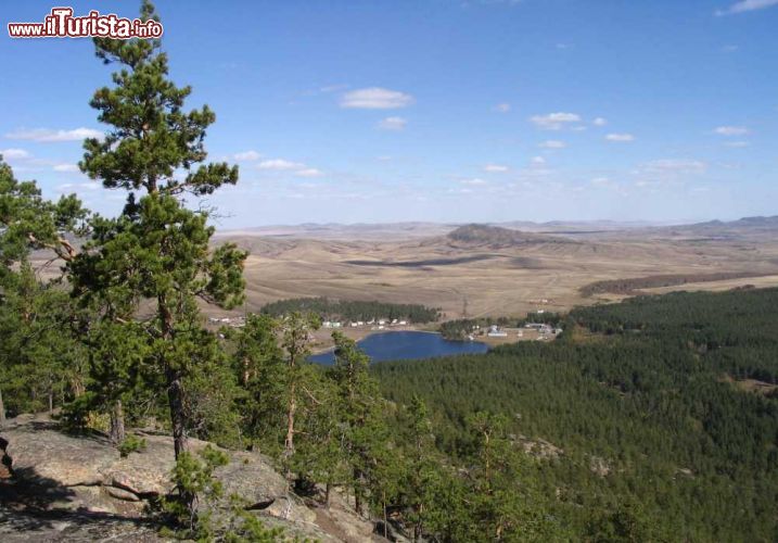 Immagine Il Parco Nazionale Karkaraly si trova nel centro-est del Kazakistan. E' caratterizzato sia da aree verdi, con foreste e laghi, come anche ambienti tipicamente di steppa, e spettacolari formazioni rocciose  - © Wassily - CC BY-SA 3.0 - Wikipedia 