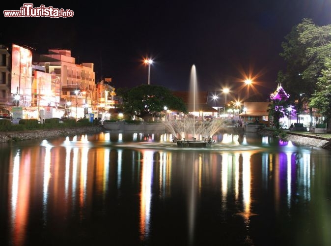 Immagine Vista notturna del parco nei pressi del monumeto Suranaree a Nakhon Ratchasima, in Thailandia - © Blanscape / Shutterstock.com
