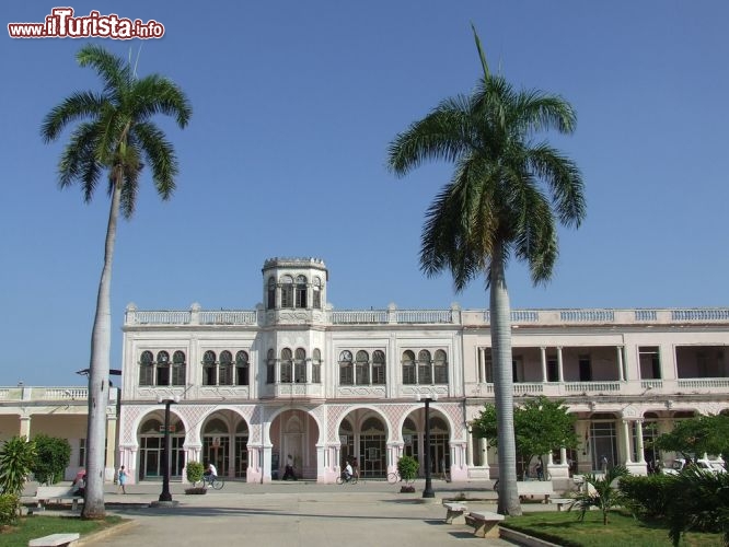 Immagine Parco nel centro di Manzanillo: la cittadina costiera, completamente rinnovata negli ultimi anni, è un luogo ideale per il relax sulle spiagge o per una camminata tra le sue vie ed i giardini del centro - © apalmero2000 / Shutterstock.com