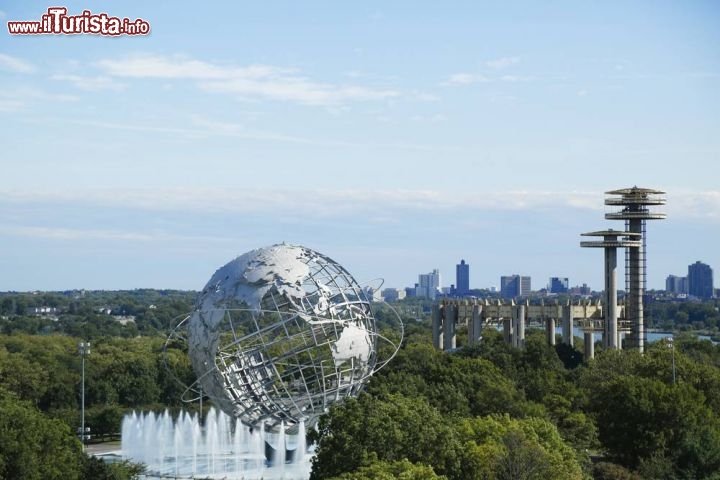 Immagine Unisfera e Flushing Meadows Park di New York, Stati Uniti. Questa suggestiva rappresentazione della terra in acciaio inox si trova all'interno del Flushing Meadows-Corona Park, il secondo parco più grande della città newyorkese. L'Unisfera venne creata per celebrare gli inizi dell'era spaziale: ha un diametro di 37 metri e pesa circa 320 mila kg - © Leonard Zhukovsky / Shutterstock.com