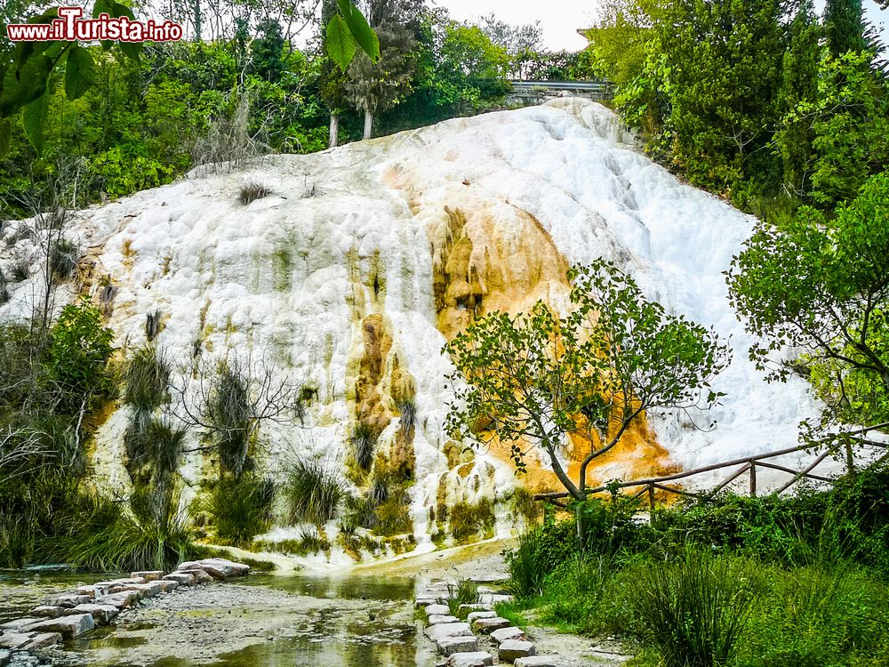 Immagine Parete di travertino alla soegente termale di Bagni San Filippo in Toscana