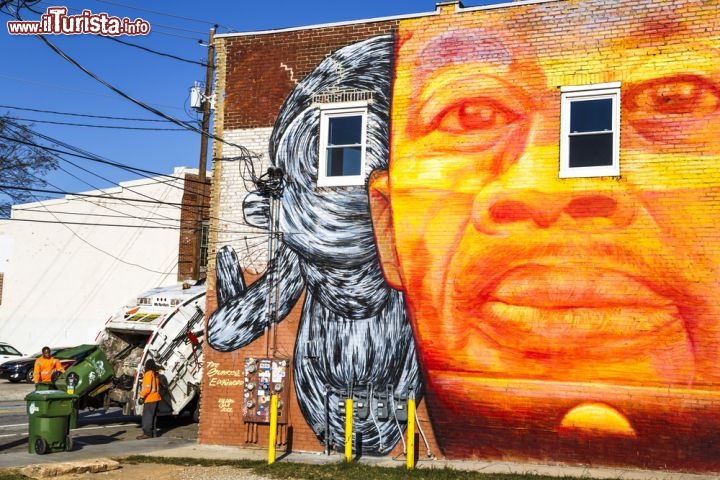 Immagine Pareti dipinte a Atlanta, Georgia, Stati Uniti d'America. Uno dei tanti murales che si possono ammirare passeggiando per le vie della città americana © 234813370