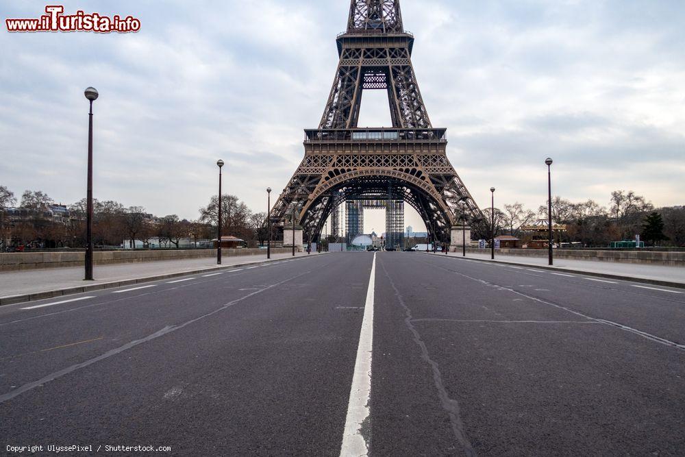 Immagine Parigi, marzo 2020: il ponte Lena deserto e la Torre eiffel durante la quarantena per coronavirus Covid-19 in Francia. - © UlyssePixel / Shutterstock.com