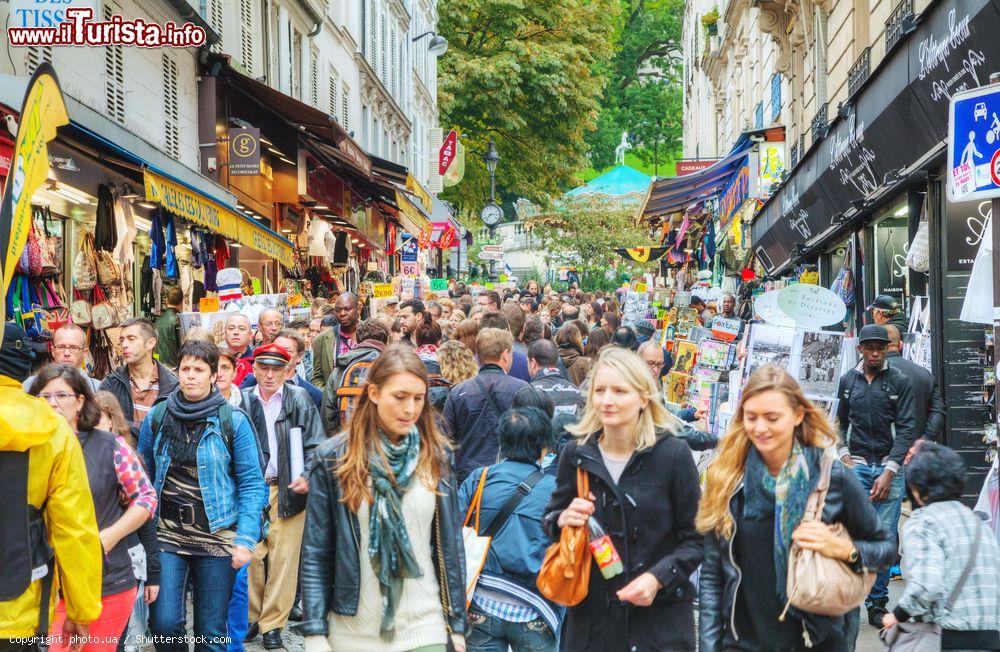 Immagine Parigi: Rue de Steinkerque a Montmartre affollata di turisti - © photo.ua / Shutterstock.com