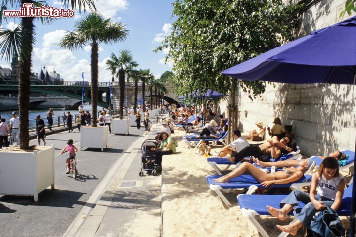 Immagine Paris Plage, la spiaggia estiva lungo le sponde del fiume Senna, relax in centro a Parigi - © Stefano Ember / Shutterstock.com