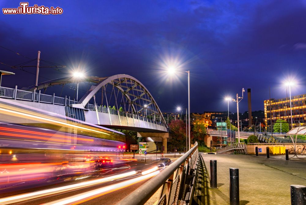 Immagine Park Square Bridge, conosciuto anche come Supertram Bridge, by night, Sheffield, Inghilterra.