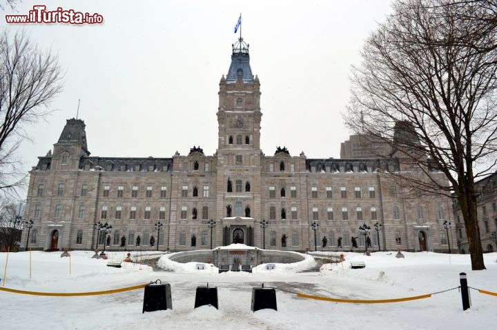 Immagine Parlamento, Quebec City: il palazzo del Parlamento, costruito sul finire del XIX secolo, è il lugo nel quale ha sede il governo del Québec. Si trova sulla Parliament Hill ed è visitabile con visite guidate.