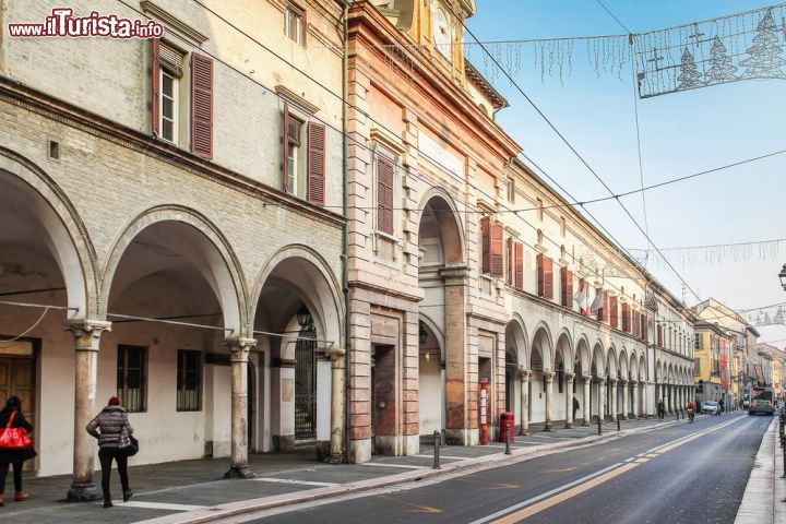 Immagine Veduta dell'esterno del porticato di via della Repubblica a Parma: l'opaca luce dell'inverno illumina l'elegante porticato di via della Repubblica, una delle storiche strade del centro di Parma, città inserita tra i patrimoni dell'umanità dell'UNESCO.  - © iryna1 / Shutterstock.com