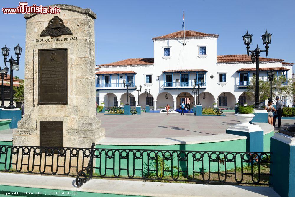 Immagine Parque Céspedes, la piazza principale di Santiago de Cuba. Qui si affaccia l'edificio dell'Ayuntamineto (Municipio) della città - © Stefano Ember / Shutterstock.com