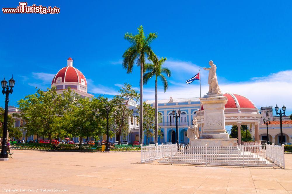 Immagine Parque Martì, la piazza principale di Cienfuegos (Cuba), con il suo stile neoclassico - © Fotos593 / Shutterstock.com