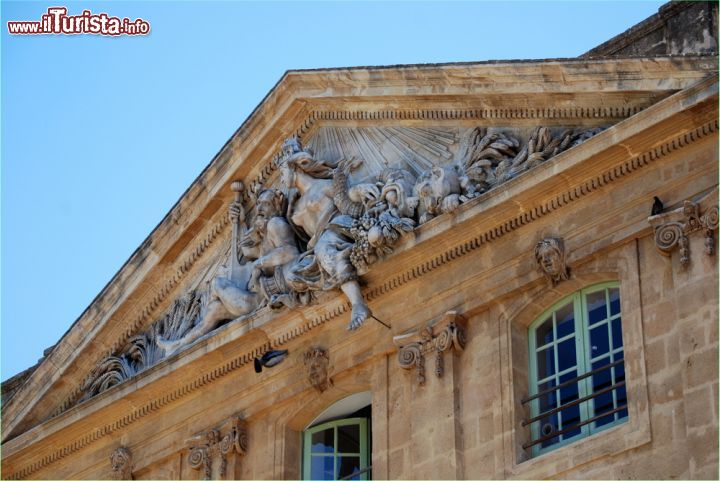 Immagine Frontone del municipio di Aix-en-Provence, Francia - Particolare della decorazione scultuorea che abbellisce il frontone posto a coronamento della facciata dell'Hotel de Ville © Daniel Leppens / Shutterstock.com