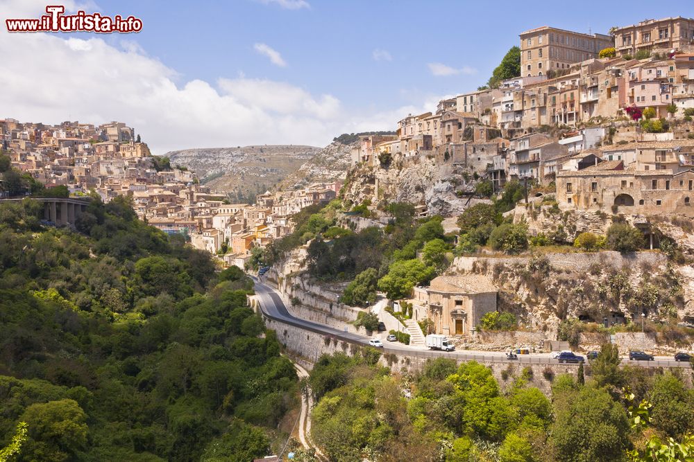 Immagine Parte vecchia e antica di Ragusa Ibla, Sicilia, Italia. Una bella veduta panoramica del fulcro cittadino di Ragusa che ospita il quartiere completamente ricostruito in stile barocco dopo il terremoto del 1693.