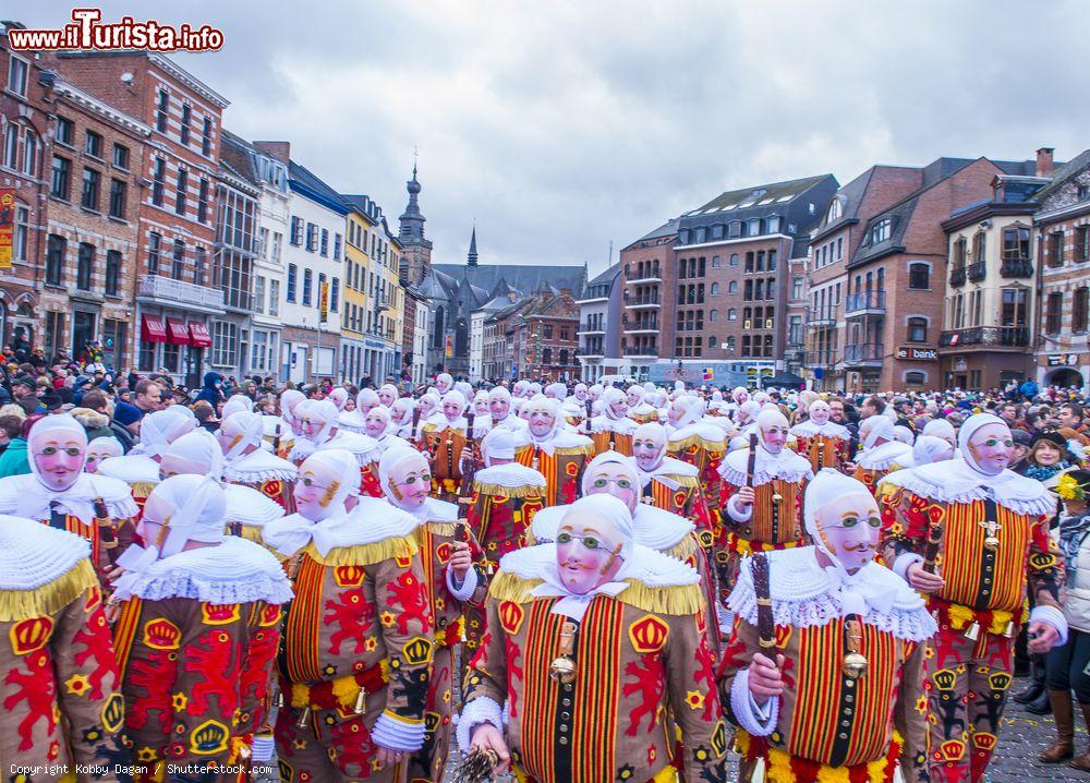 Immagine Partecipanti al carnevale di Binche, Belgio. Considerato il più celebre di tutto il Belgio, questo evento è dal 2003 fra i capolavori del patrimonio orale e immateriale dell'umanità. Ogni anno attira sempre più visitatori stranieri, in particolare dalla Francia - © Kobby Dagan / Shutterstock.com