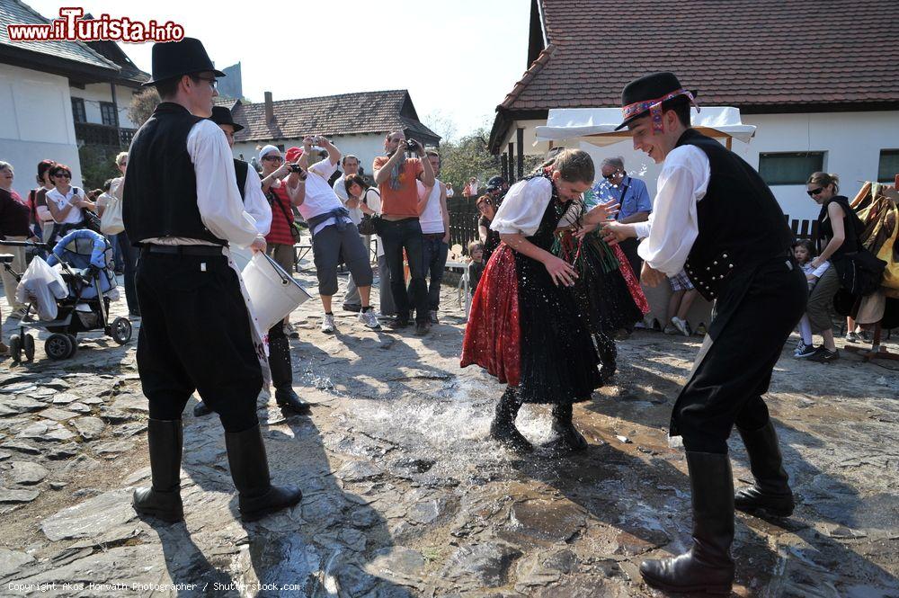 Immagine Partecipanti al tradizionale Festival di Pasqua di Holloko, Ungheria. In occasione di questa ricorrenza religiosa vengono riproposte anhe le antiche usanze popolari con le quali gli ungheresi salutano l'arrivo della primavera - © Akos Horvath Photographer / Shutterstock.com