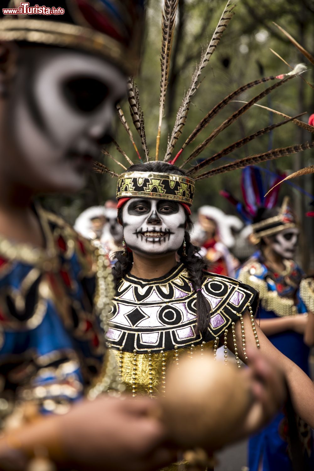 Immagine Partecipanti in costume alla sfilata del Día de Muertos per le strade della capitale messicana.