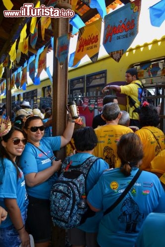 Immagine Partenza del treno Forrò a Campina Grande. E' una delle attrazioni più particolari del Brasile del nord-est, un treno dedicato alla musica  e il ballo che compie un percorso di 12 km nella stato di Paraiba fino a Galante. Si svolge unicamente nel periodo delle Feste di San Giovanni.